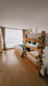 ボゴタにあるHotel Natural Sevgiのベッドルーム1室(二段ベッド2台、窓付)が備わります。