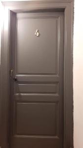 une porte avec serrure dans une pièce dans l'établissement Residence de l évèché 4, à Limoges
