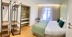 Habitación de hotel con cama y escalera en Misericórdia Garden Homes, en Vila do Conde