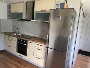 cocina con nevera de acero inoxidable en Apartmán - F - Vyhlídka nad řekou, en Zdiby