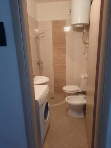 ein Badezimmer mit 2 WCs und einem Waschbecken in der Unterkunft Beach view Apartment in Vlorë