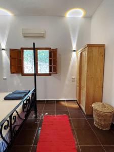 a room with a bed and a red rug at Cozy apt ‘Lemuna’ second line Assala beach in Dahab