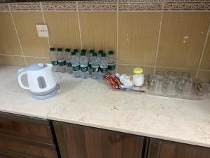 a kitchen counter with bottles of water on it at شقة تبعد عن الحرم ١٠ د in Al Hindāwīyah