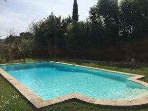 una piscina en el patio de una casa en Suite La Farigoulette, en Marsella