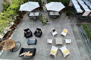 una vista sul soffitto di un patio con tavoli e ombrelloni di Hotel Franchi a Firenze