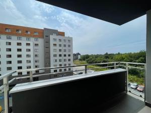 einen Balkon mit Blick auf ein Gebäude in der Unterkunft VIP APARTAMENT Lubelska in Rzeszów