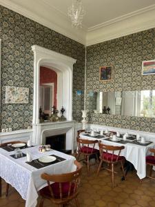 Reštaurácia alebo iné gastronomické zariadenie v ubytovaní Gîte de la comtesse château de la Bouchatte