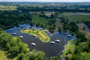 een luchtzicht op een meer met boten erin bij Village Toue du Domaine des Demoiselles in Chassenard