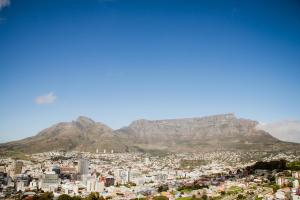 una vista de la ciudad del cabo con una montaña de mesa en el fondo en Dorp Hotel, en Ciudad del Cabo