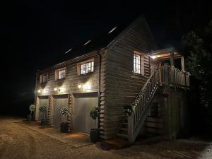 una casa di notte con le luci sopra di The Coach House a Shootend