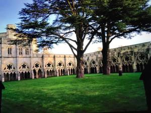 un’immagine di un edificio con alberi nel cortile di The Coach House a Shootend