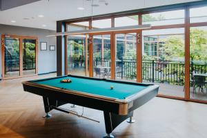 Biliár nebo kulečník v ubytování Aspen Prime Ski & Bike Resort - basen, sauna, jacuzzi, siłownia w cenie pobytu