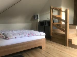 een slaapkamer met een bed en een stapelladder bij Penzion - VILA VERI 1 in Ostrava