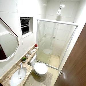 a bathroom with a shower and a toilet and a sink at Apartamento Perto do Aeroporto in Lauro de Freitas