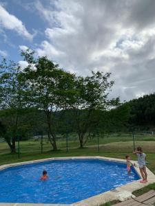 a group of children playing in a swimming pool at Casa con terraza para 4 personas en Plentzia in Mendiondo