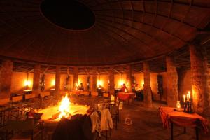 Un restaurant u otro lugar para comer en Mount Etjo Safari Lodge