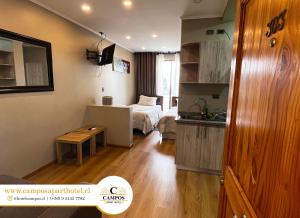 mały apartament z sypialnią i łóżkiem w obiekcie Apart Hotel Campos Rancagua w mieście Rancagua