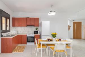 a kitchen and dining room with a table and chairs at Korai City Vibes in Heraklio Town