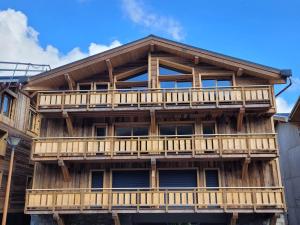 drewniany budynek z tarasem na boku w obiekcie Appartement Les Gets, 2 pièces, 4 personnes - FR-1-598-142 w mieście Les Gets