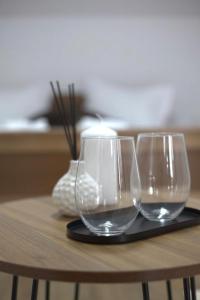 two empty wine glasses sitting on a table at Bingyó Vendégház in Lupeni