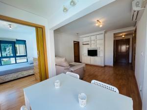 sala de estar con mesa blanca y sofá en Playa Dos Avenidas en Alicante