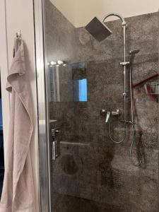 um chuveiro com uma porta de vidro na casa de banho em casa boutique em Ivrea