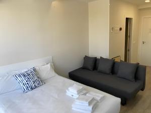 a living room with a white couch and a black couch at Castellana 4 torres Apartments in Madrid