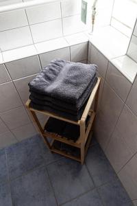 stos ręczników siedzących na półce w łazience w obiekcie Anil‘s Ferienhaus w mieście Olsberg
