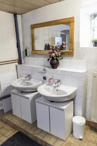 een badkamer met 2 wastafels en een spiegel bij Anil‘s Ferienhaus in Olsberg