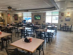 Restaurace v ubytování Ramada by Wyndham Enid