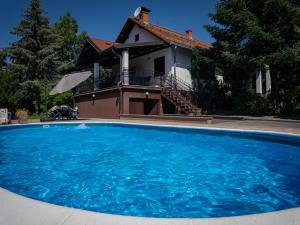 duży niebieski basen przed domem w obiekcie Villa Danica w mieście Ovčara