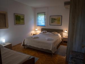 sypialnia z łóżkiem, dwoma stołami i dwoma lampami w obiekcie Villa Danica w mieście Ovčara +34 zdjęcia