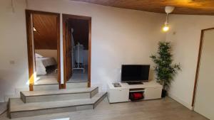uma sala com escadas que levam a um quarto com televisão em Apartamento rural en Espinosa de los Monteros em Espinosa de los Monteros