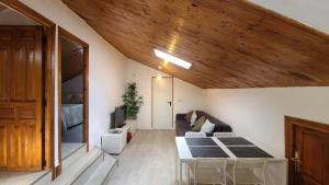 uma sala de estar com um sofá e uma mesa em Apartamento rural en Espinosa de los Monteros em Espinosa de los Monteros