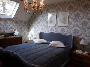 Tempat tidur dalam kamar di Gîte du Domaine de Chateux