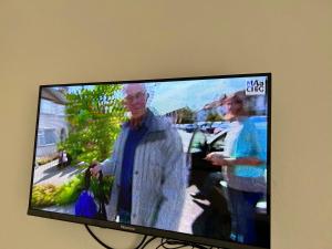 a television screen with a picture of a man and woman at Aires del estero 2 in Santiago del Estero