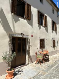 a building with a table and chairs in front of it at Casa Stella in Draguć