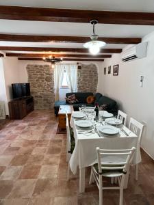 Casa Stella في Draguch: غرفة طعام مع طاولة وأريكة