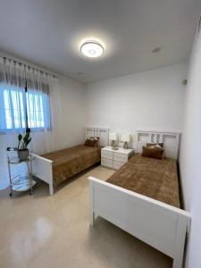 duża sypialnia z 2 łóżkami i kanapą w obiekcie Casa de Loros w Marbelli