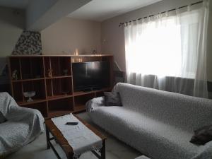 TV a/nebo společenská místnost v ubytování Maria’s House Kineta