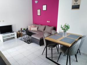 sala de estar con sofá y mesa en Apartment Lil en Podstrana