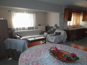 墨伽拉的住宿－Maria’s House Kineta，客厅配有桌子和沙发