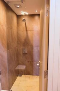 een douche met een glazen deur in de badkamer bij DOMO CAMP Sylt - Glamping Camp in Westerwall