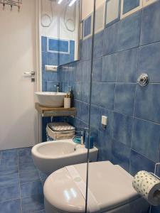 een badkamer met een wit toilet en een wastafel bij Acquamarina in Agropoli