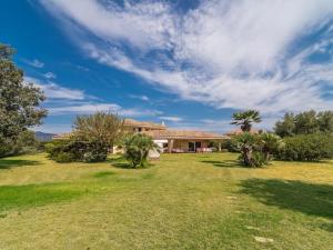 een grote tuin met een huis op de achtergrond bij Villa Degli Olivi in Pula