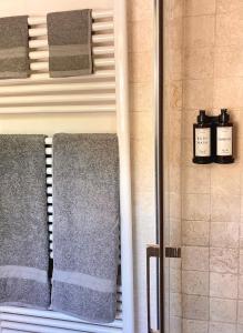 een badkamer met 2 handdoeken en een douche bij Island Sunset House in Sulzano