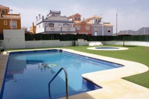 una gran piscina frente a una casa en Villa Lilibella en San Juan de los Terreros