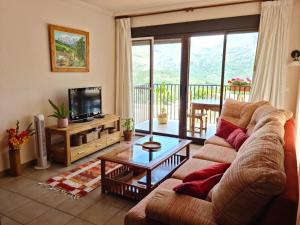 Mirador del valle في بينايمانتل: غرفة معيشة بها أريكة وتلفزيون