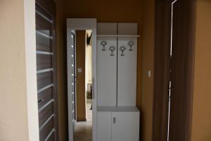 科倫德的住宿－Terra Panzió，走廊上设有白色橱柜和镜子