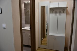 科倫德的住宿－Terra Panzió，白色的浴室设有水槽和镜子